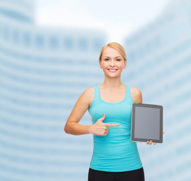 sport, esercizio fisico, tecnologia, internet e assistenza sanitaria - donna sportiva con schermo vuoto per tablet pc