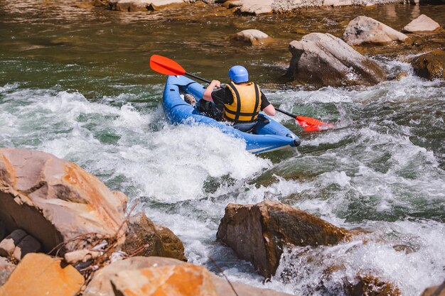 Sport estremo della zattera gonfiabile nello spazio della copia di estate del fiume della montagna