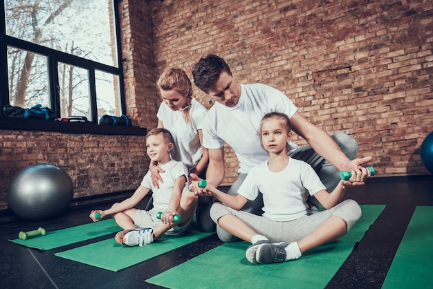 Sport famiglia facendo esercizi IWith Dumbbells.