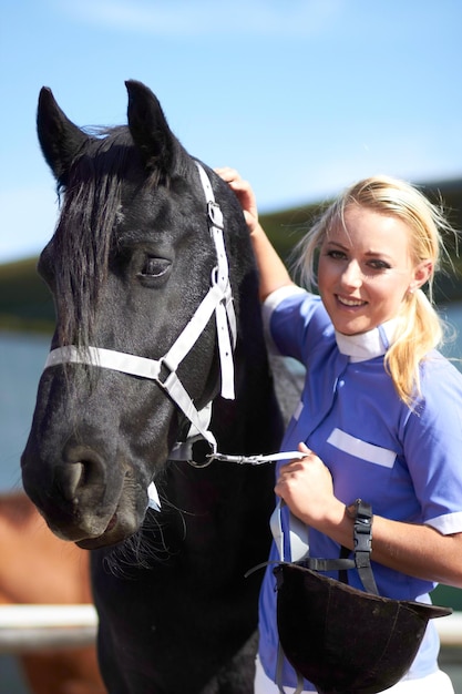 Sport felici e ritratto di donna e cavallo per competizione equestre e celebrazione Sorriso di felicità e spettacolo di animali con fantino e stallone per prestazioni e allenamento di successo