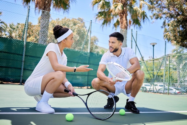 Sport fitness e squadra di tennis che parla parlare e pianificare il piano di gioco strategia vincente o discussione sul lavoro di squadra Comunicazione di collaborazione e tennista atleta in campo per esercizio di fitness