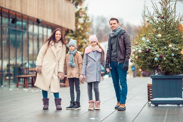 Sport invernali per famiglie. Padre e figlia in giornata invernale