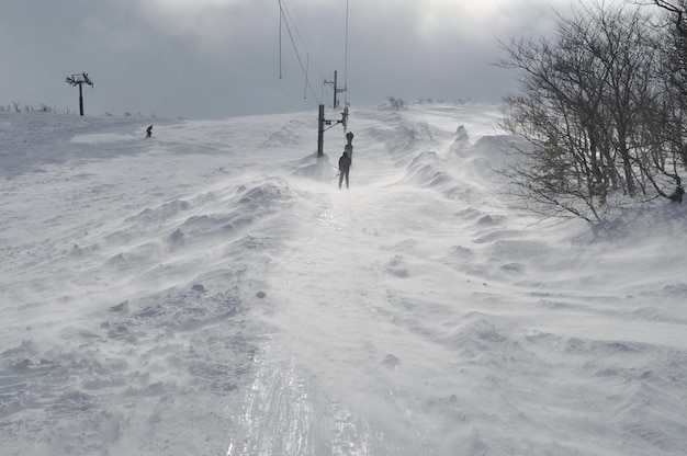 sport invernali sky lift le persone si rilassano