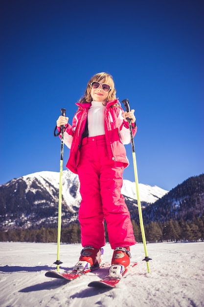 Sport inverno divertimento sci bambino