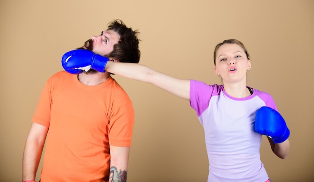 Sport per tutti Club di boxe amatoriale Pari possibilità Forza e potere Violenza in famiglia Uomo e donna in guantoni da boxe Concetto di sport di boxe Coppia ragazza e hipster che praticano boxe