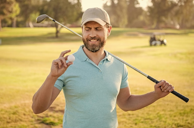 Sport professionale di attività estiva all'aperto che mostra il giocatore di golf maschio della pallina da golf