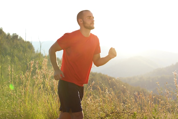 Sport sano uomo jogging all&#39;aperto