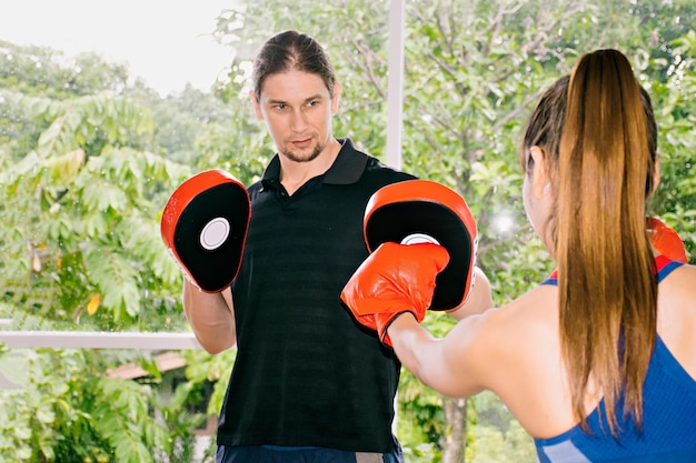 Sport uomo e donna sportiva boxe di palestra fitness.