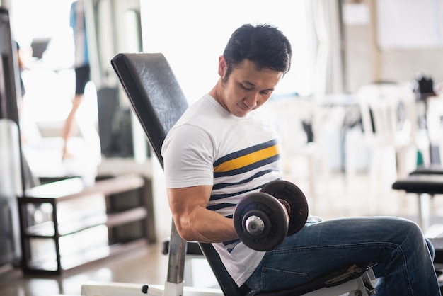 Sport uomo esercizio in palestra