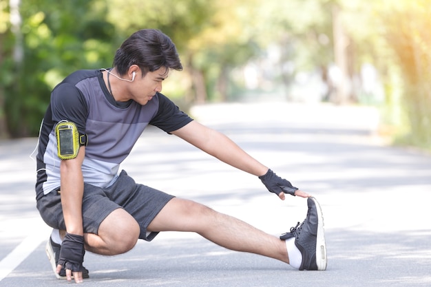 Sport uomo in esecuzione inpark