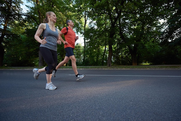 sport urbani coppie sane che fanno jogging