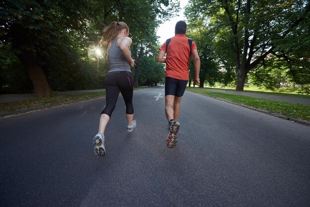 sport urbani coppie sane che fanno jogging