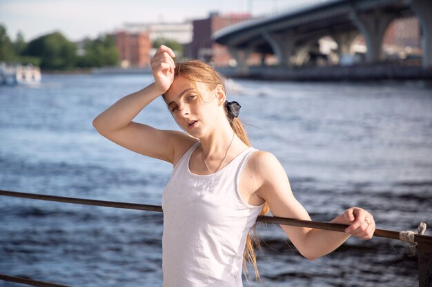 Sportiva che riposa dopo il jogging attivo