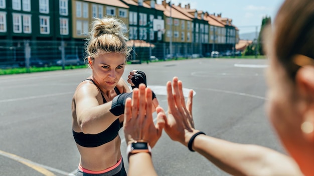 Sportiva formazione boxe con il suo allenatore