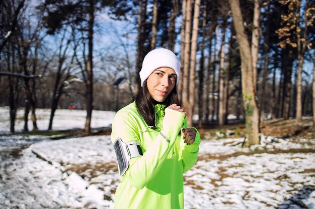 Sportiva in abiti da allenamento invernale nel parco.