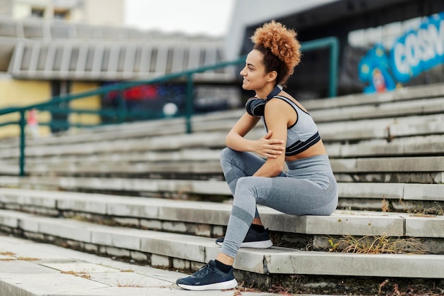 Sportiva stanca che si prende una pausa