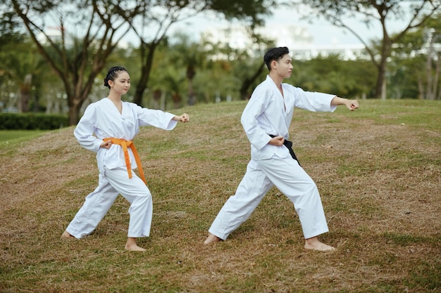 Sportivi di taekwondo che si allenano