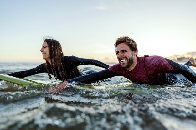 Sportivi estremi al surf