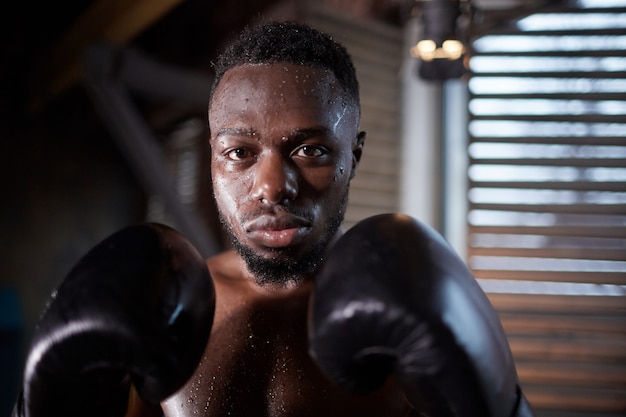 Sportivo africano in guantoni da boxe