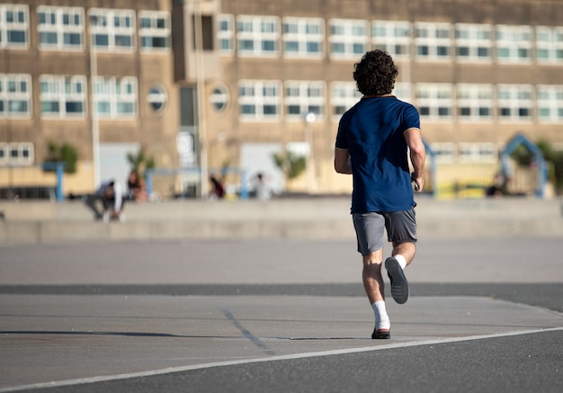 sportivo che corre per strada