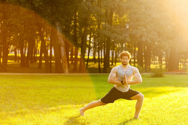 Sportivo che fa esercizio ginnico nel parco