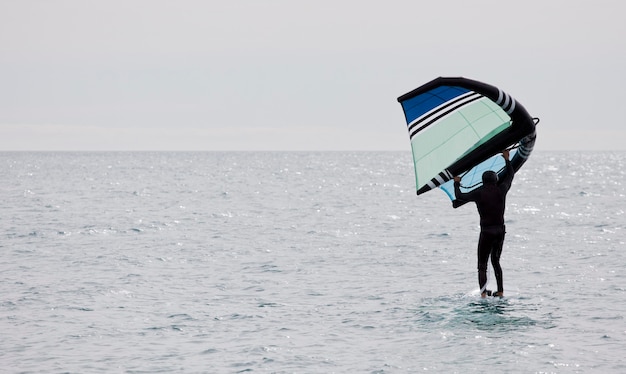 sportivo con foil alare che naviga in mare