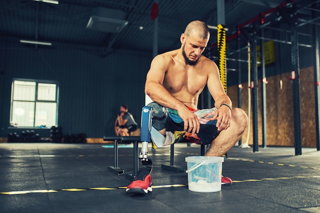 Sportivo con protesi che si allena in palestra