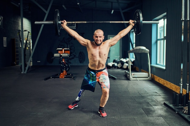 Sportivo con protesi che si allena in palestra