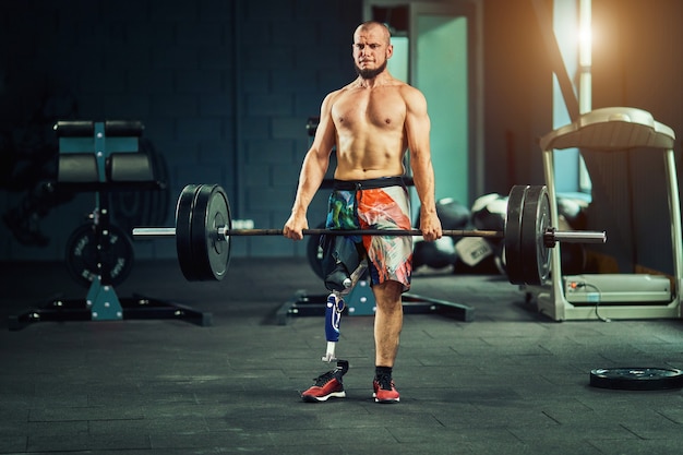 Sportivo con protesi che si allena in palestra