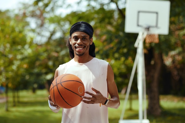 Sportivo con una palla da basket