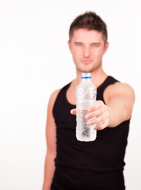 Sportivo felice che tiene la bottiglia di acqua
