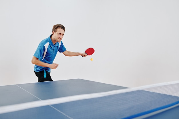 Sportivo giocando a ping pong