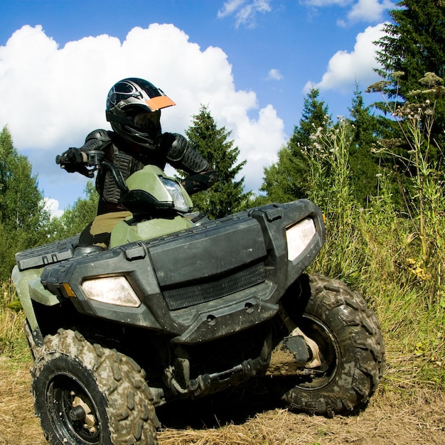 Sportivo in sella a quad