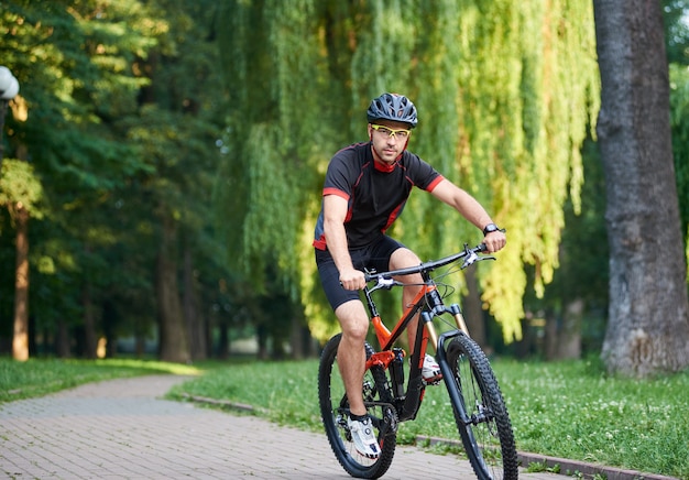 Sportivo maschio in bicicletta in bicicletta all'aperto