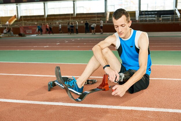 Sportivo per disabili che mette sul piede protesico