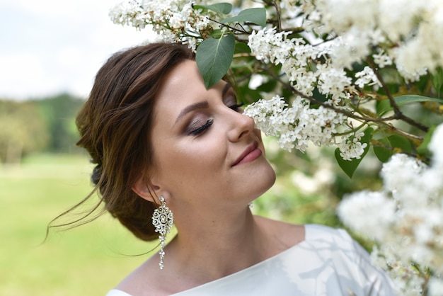 Sposa a un matrimonio in un parco verde