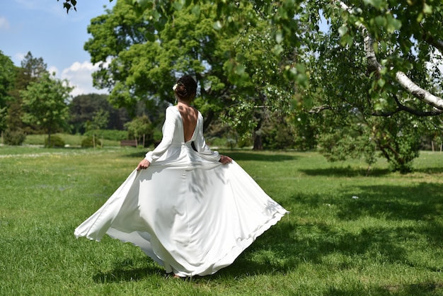 Sposa a un matrimonio in un parco verde