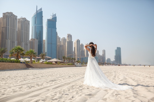 Sposa alla bella spiaggia Giorno pieno di sole di nozze