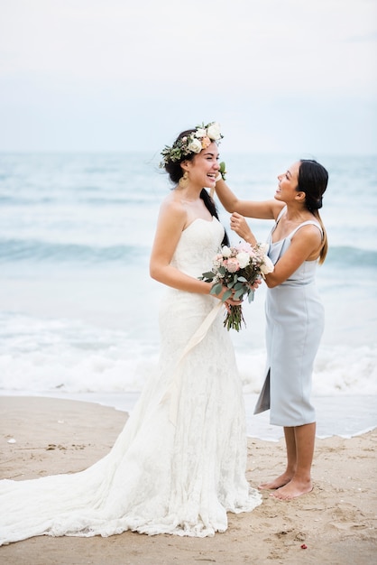 Sposa allegra in spiaggia