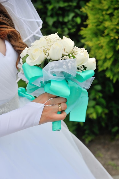 Sposa azienda bouquet di rose bianche