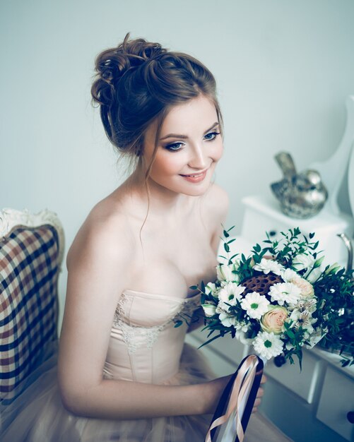 Sposa bella giovane donna con bouquet da sposa