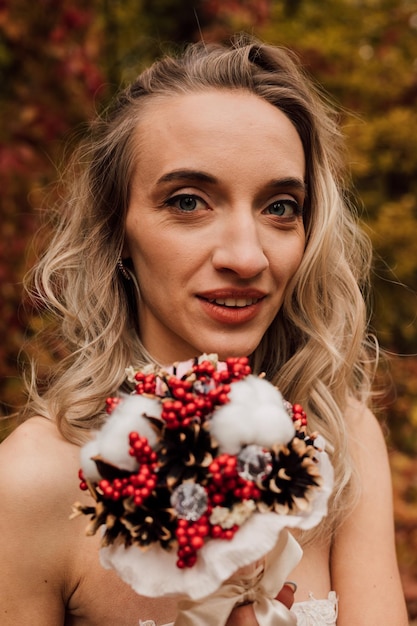 Sposa bionda giovane bella ragazza sexy in posa con un bouquet