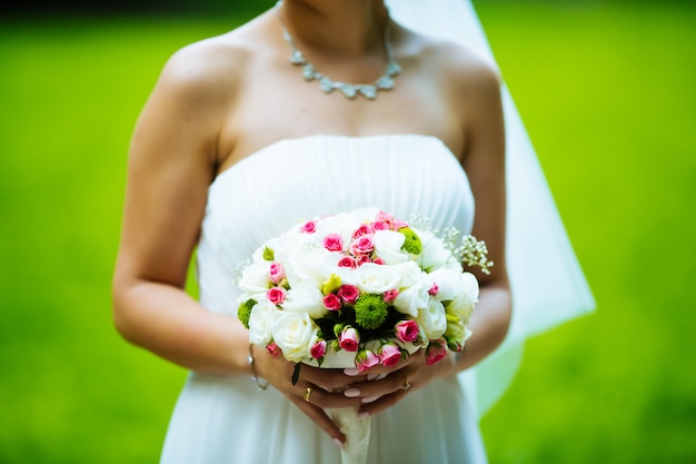 Sposa brillante con un mazzo di fiori