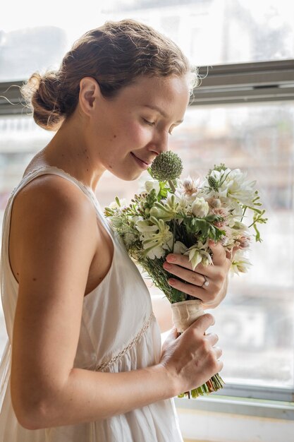 Sposa caucasica che tiene un mazzo