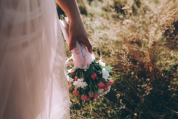 Sposa che cammina sulle montagne