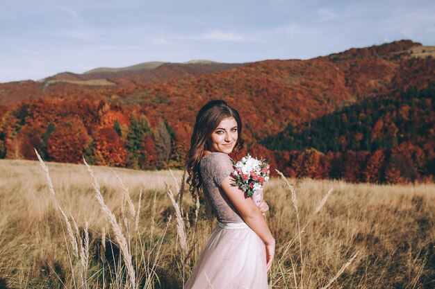 Sposa che cammina sulle montagne