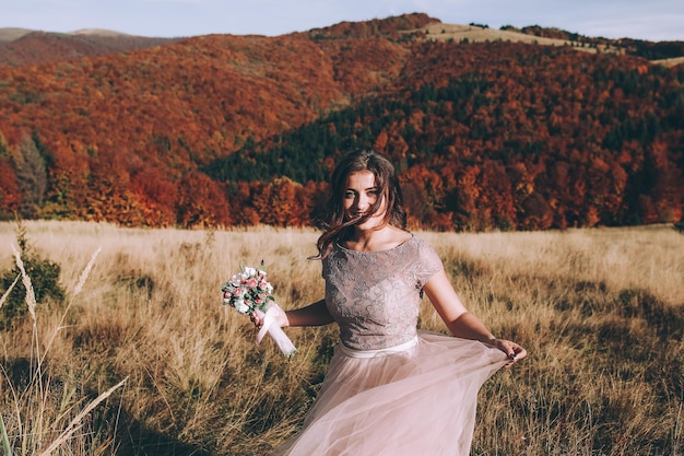 Sposa che cammina sulle montagne