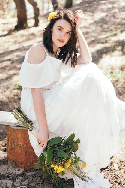 Sposa che indossa abito da sposa facendo una passeggiata nella foresta