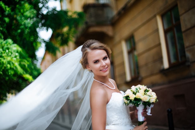 Sposa che tiene il suo mazzo di nozze