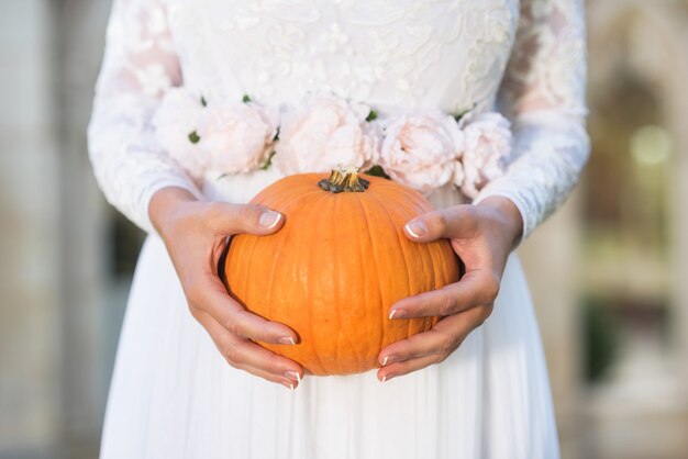 Sposa che tiene la zucca nelle sue mani